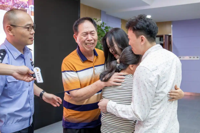 长兴县公安局认亲现场，江家终于找回了失散32年的小女儿。